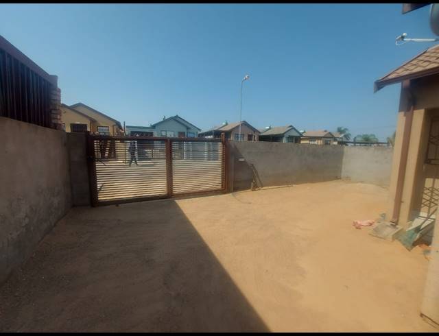 2 BEDROOM FREEHOLD FOR SALE IN SOSHANGUVE EAST EXT 5